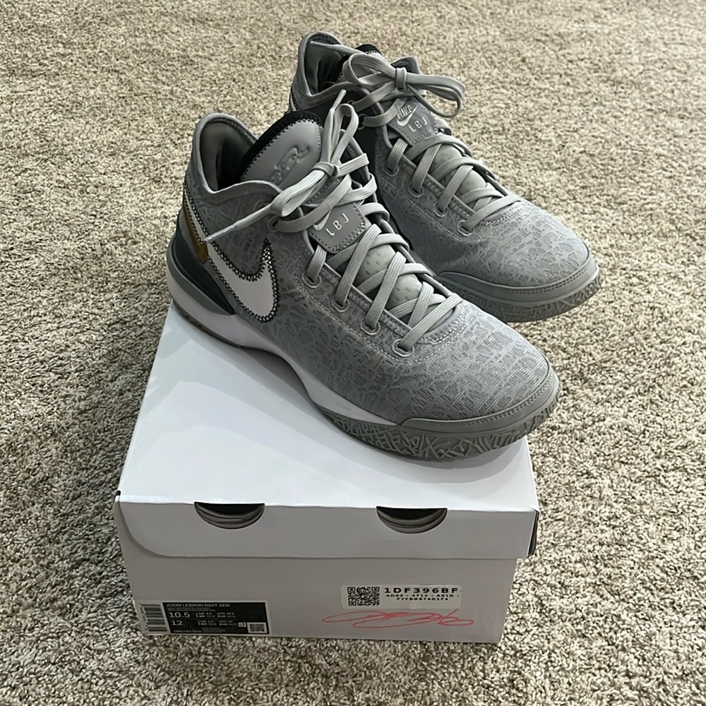 Zoom Lebron Nxxt Gen. Wolf grey/white-iron grey. Size 10.5. Men’s